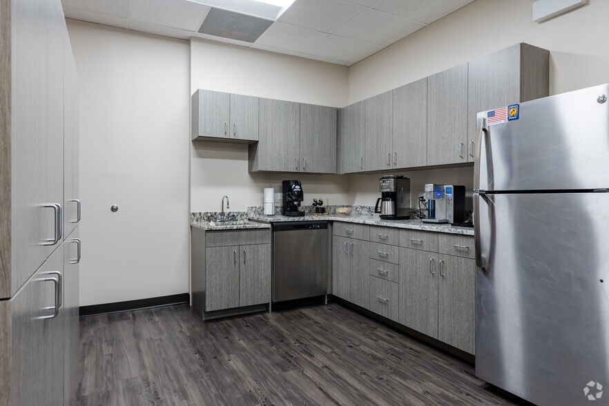 More Photos Of 4709-4711 Golf Rd, Skokie Medical For Lease