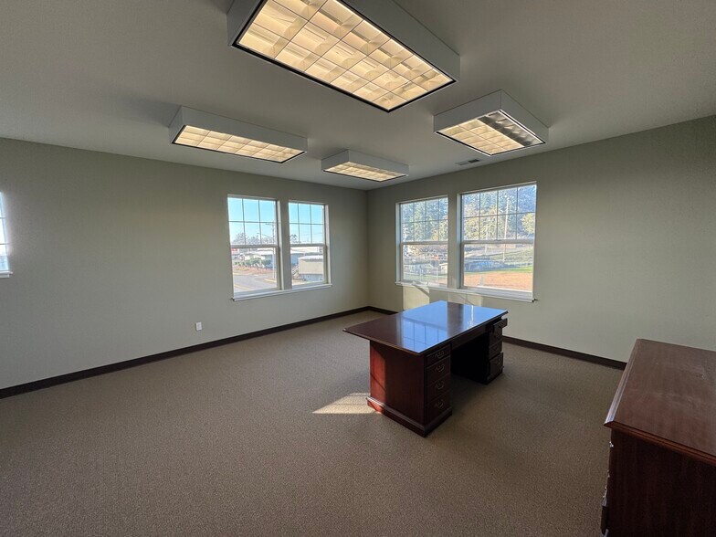 More Photos Of 2210 NE 22nd St, Lincoln City Office For Lease