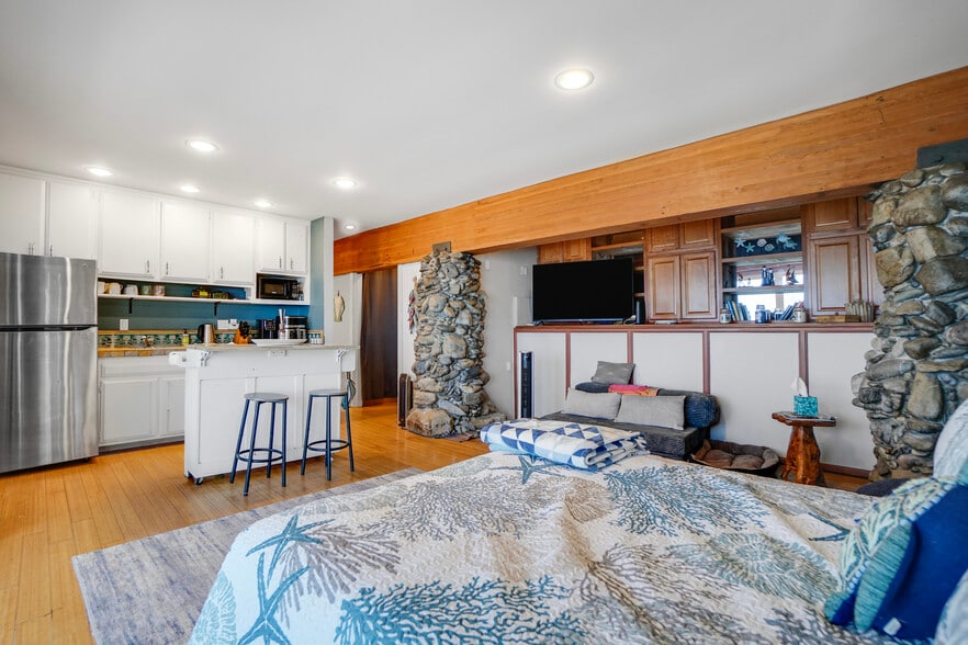 More Photos Of 11914 Beach Club Way, Malibu Multifamily For Sale