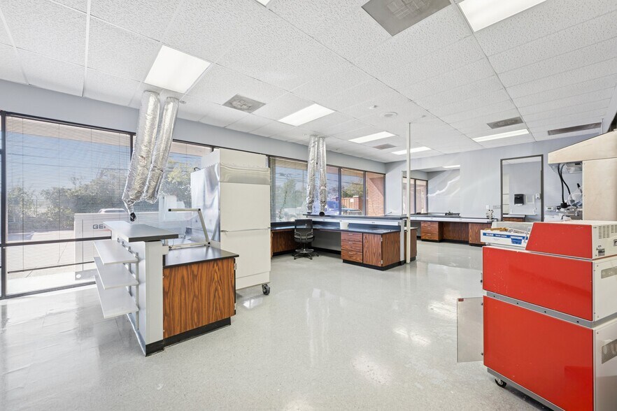 More Photos Of 3418 Midcourt Rd, Carrollton Showroom For Lease