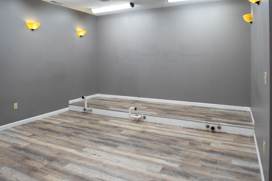 More Photos Of 2504 Veterans Memorial Pky S, Lafayette Office For Sale