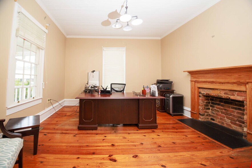 More Photos Of 106 N Alexander Ave, Washington Office For Sale