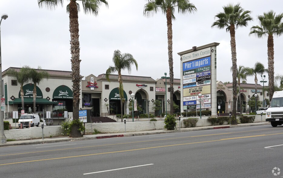 More Photos Of 17200 Ventura Blvd, Encino General Retail For Lease