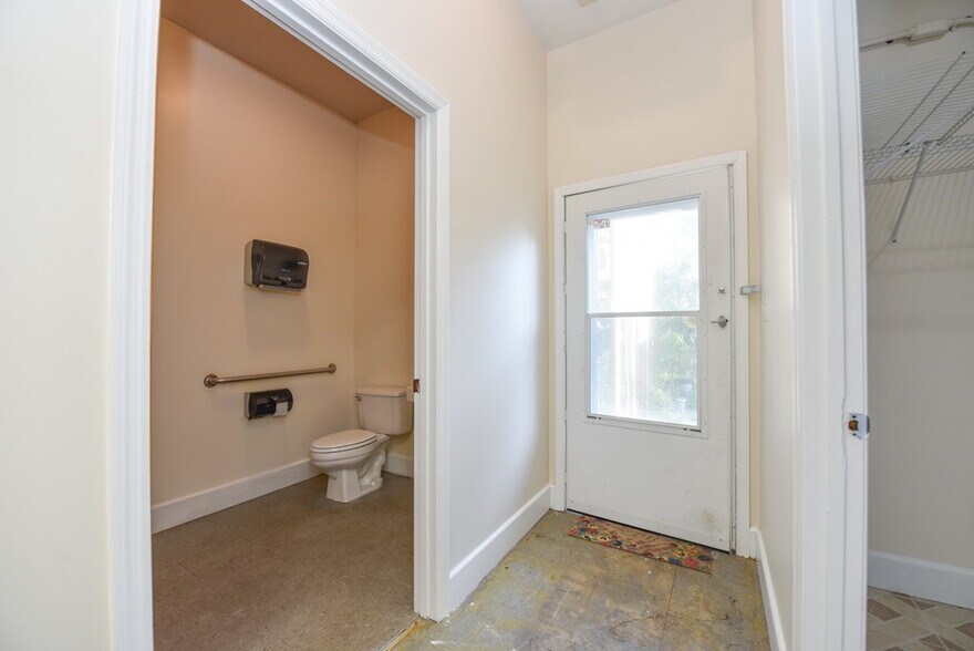 More Photos Of 51 Market St, Apalachicola Storefront Retail Residential For Lease