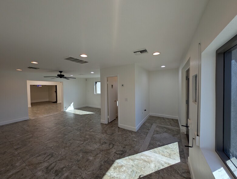 More Photos Of 9108 N Cave Creek Rd, Phoenix Office For Sale