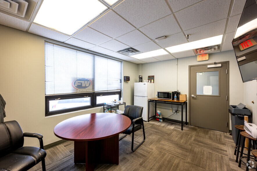 More Photos Of 221 S Franklin Rd, Indianapolis Warehouse For Lease