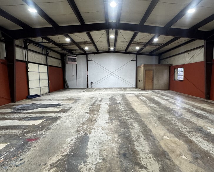 More Photos Of 2304 N Chester St, Gastonia Warehouse For Lease