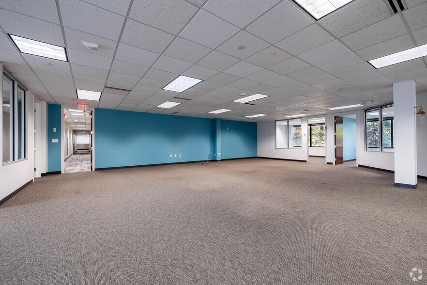 More Photos Of 2820 Waterford Lake Dr, Midlothian Office For Lease