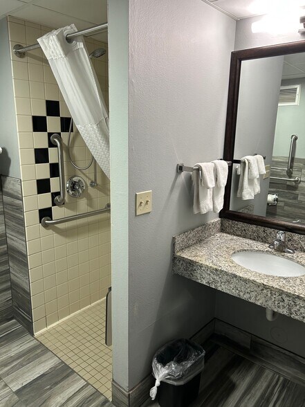 More Photos Of 222 W 2nd St, Ottumwa Hotel For Sale