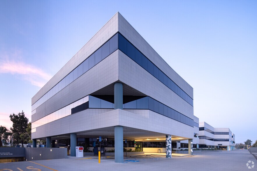 More Photos Of 6345 Balboa Blvd, Encino Unknown For Lease