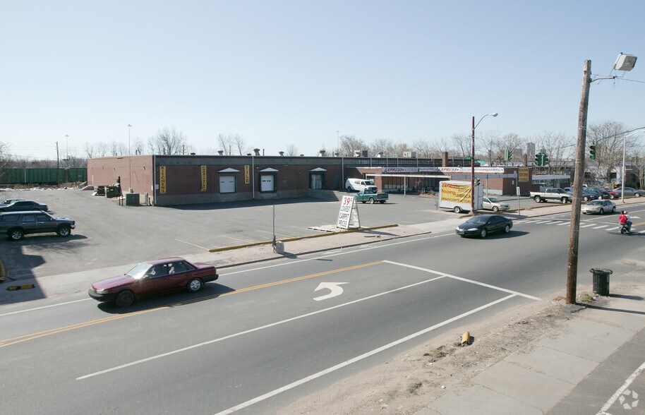 More Photos Of 3080 Main St, Hartford Showroom For Sale