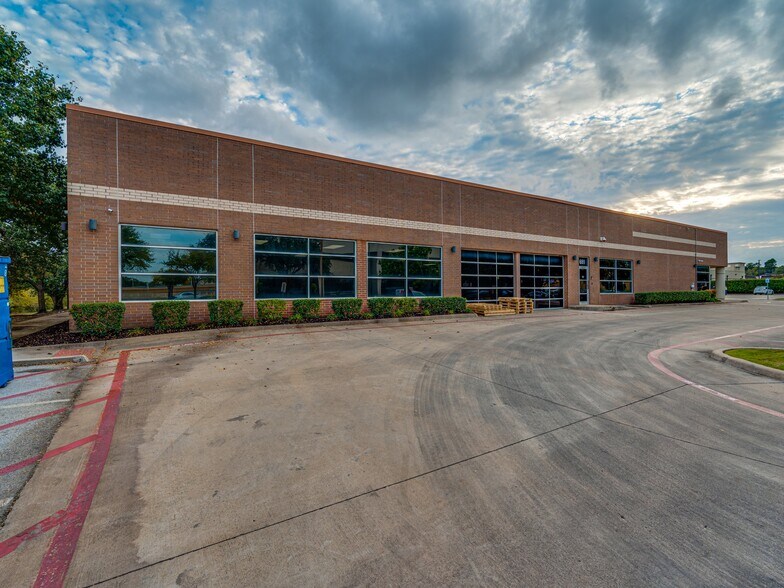 More Photos Of 689 Airport Fwy, Hurst Office For Lease