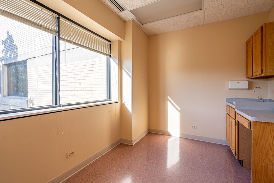 More Photos Of 1111 Superior St, Melrose Park Medical For Lease