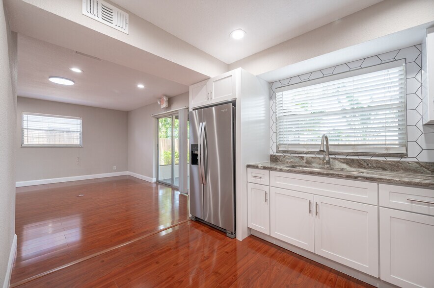 More Photos Of 5105 Memorial Hwy, Tampa Office Residential For Lease