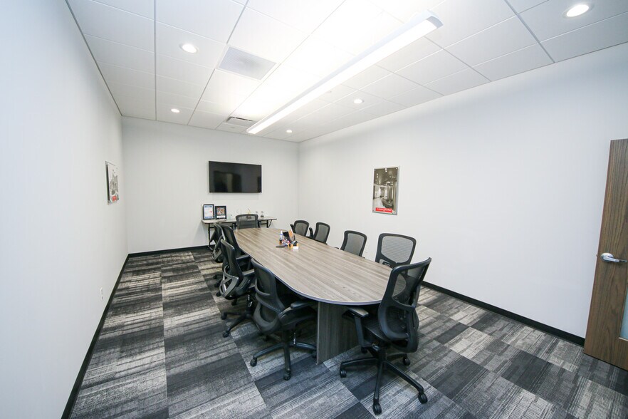 More Photos Of 7707 National Tpke, Louisville Light Distribution For Sale