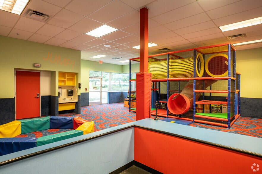 More Photos Of 12400 N Interstate 35, Austin Veterinarian Kennel For Sale