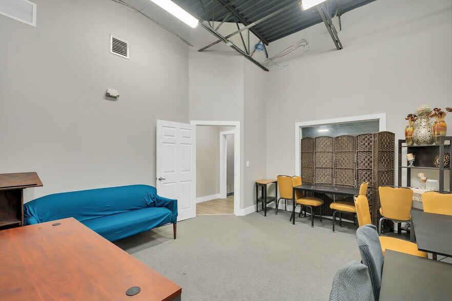 More Photos Of 350 E Crown Point Rd, Winter Garden Light Distribution For Sale