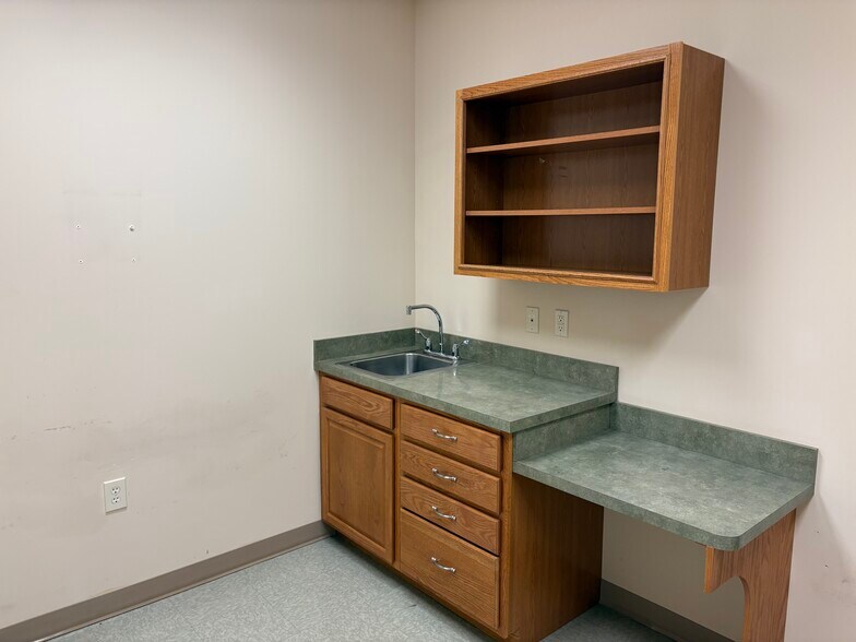 More Photos Of 11-17 Fallon Ave, Seaford Medical For Lease