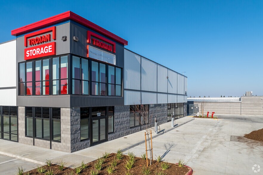 More Photos Of 9025 Big Horn Blvd, Elk Grove Flex For Lease