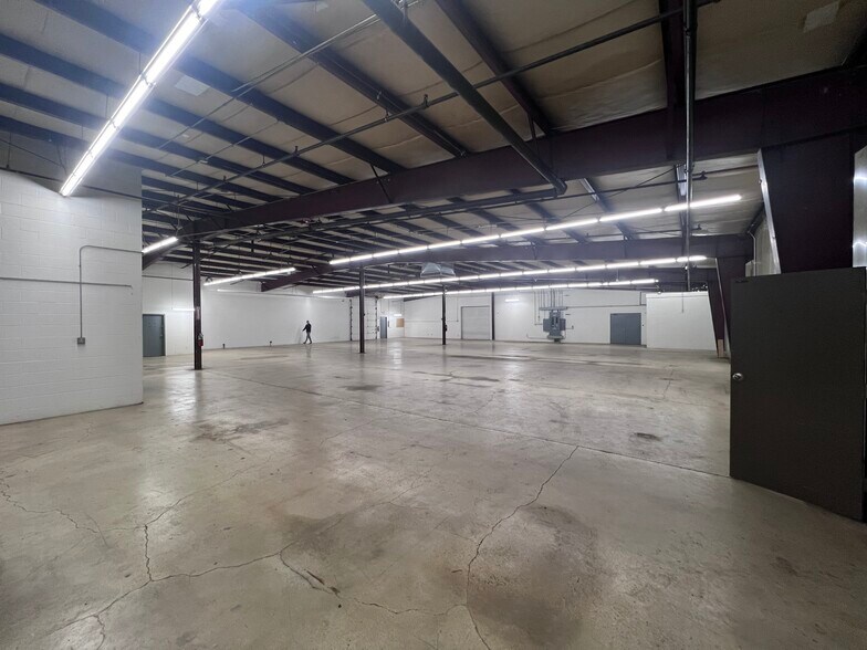 More Photos Of 1700 Landmark Rd, Aurora Warehouse For Lease