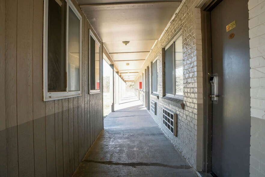More Photos Of 201 Continental Dr, Junction City Hotel For Sale