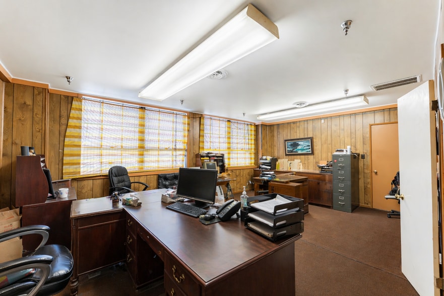 More Photos Of 830 59th St, Los Angeles Light Manufacturing For Sale
