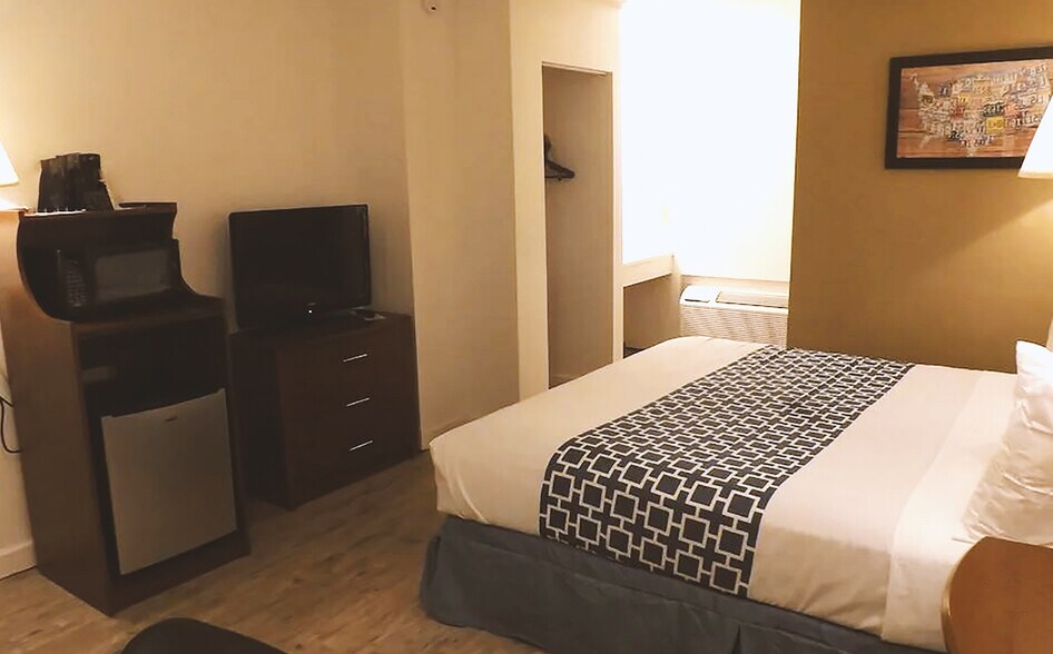 More Photos Of 612 W B St, McCook Hotel For Sale