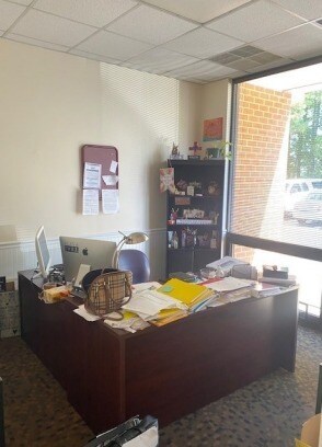 More Photos Of 820 Greenbrier Cir, Chesapeake Showroom For Lease