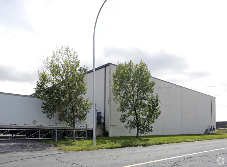 Primary Photo Of 1300 Rue Nobel, Boucherville Warehouse For Sale