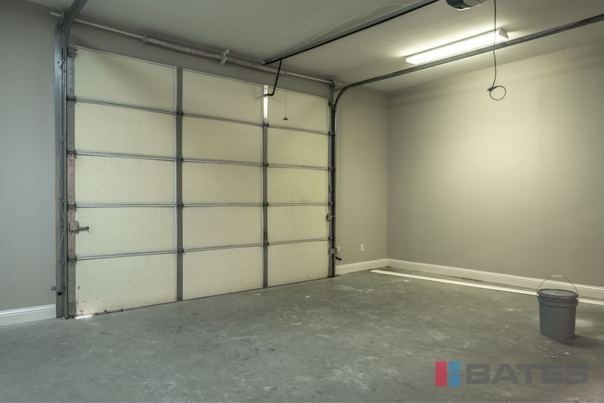 More Photos Of 198 Brothers Blvd, Red Oak Flex For Lease