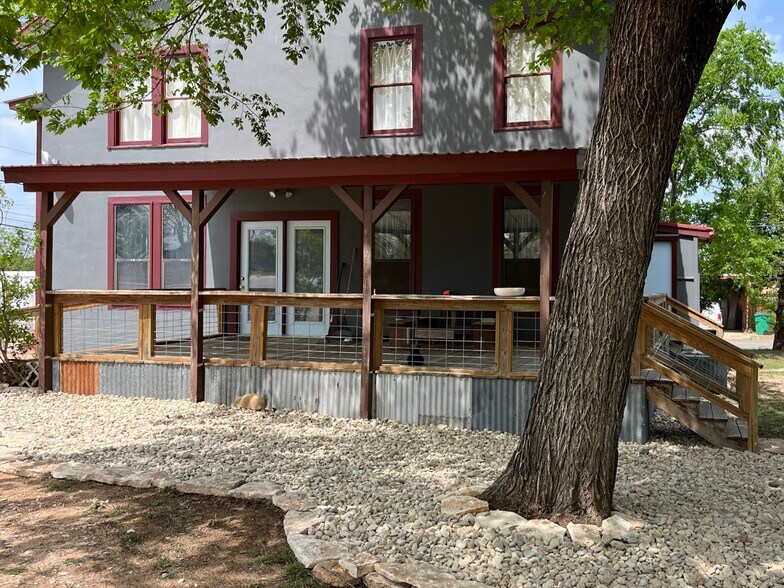 More Photos Of 1600 S Ford St, Llano Storefront Retail Office For Sale