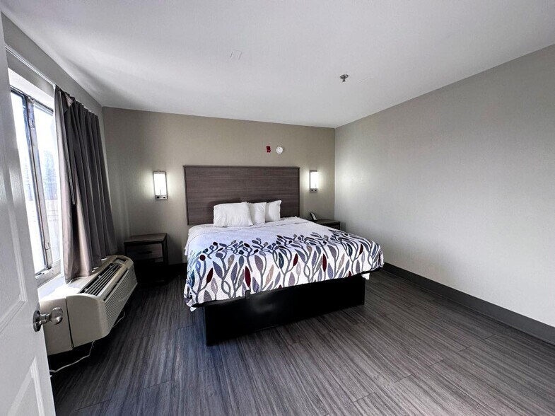 More Photos Of 5635 Tillmans Corner Pky, Theodore Hotel For Sale