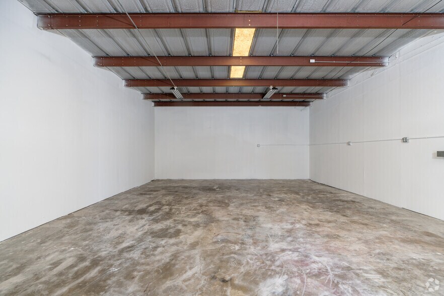 More Photos Of 7999 Hansen Rd, Houston Unknown For Lease