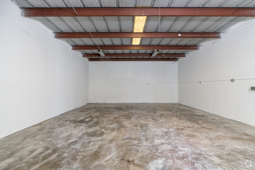 More Photos Of 7999 Hansen Rd, Houston Unknown For Lease