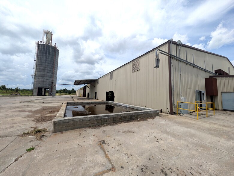 More Photos Of 1509 S Byron Butler Pky, Perry Manufacturing For Lease