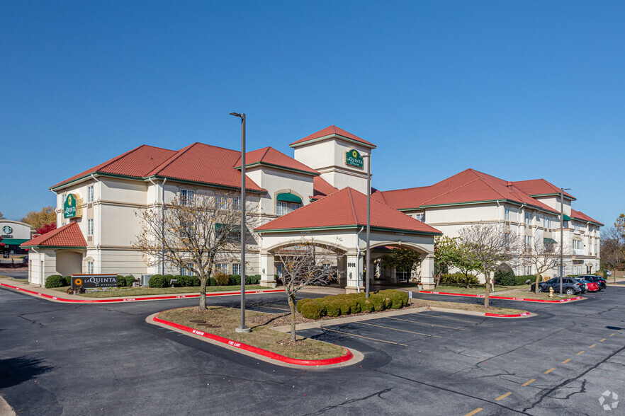 Primary Photo Of 1001 SE Walton Blvd, Bentonville Hotel For Sale