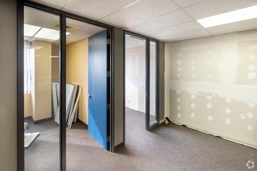 More Photos Of 700 Dorval Dr, Oakville Unknown For Lease