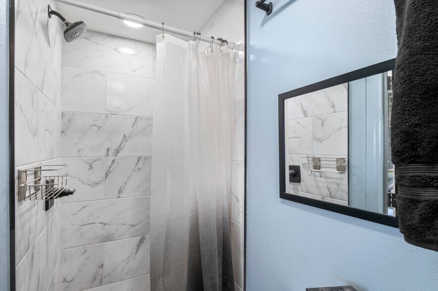 More Photos Of 1535 Chester St, Aurora Auto Repair For Sale