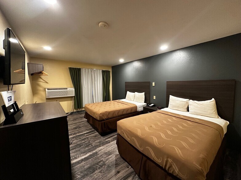 More Photos Of 1916 W 3rd St, Winslow Hotel For Sale