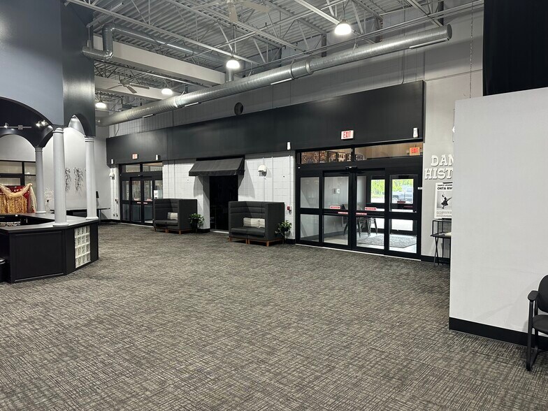 More Photos Of S63W13700 Janesville Rd, Muskego General Retail For Lease