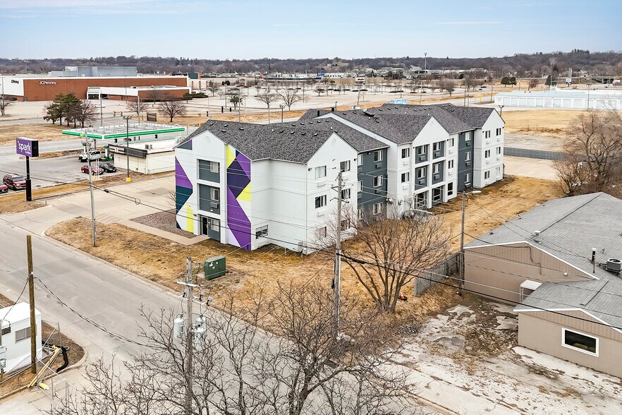 More Photos Of 2705 48th Ave, Moline Hotel For Sale