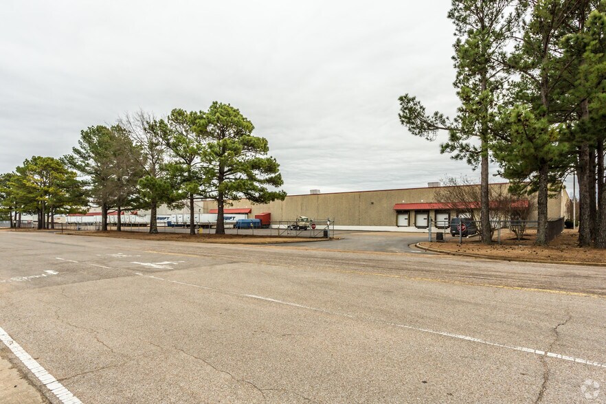 More Photos Of 8950 Hacks Cross Rd, Olive Branch Distribution For Lease