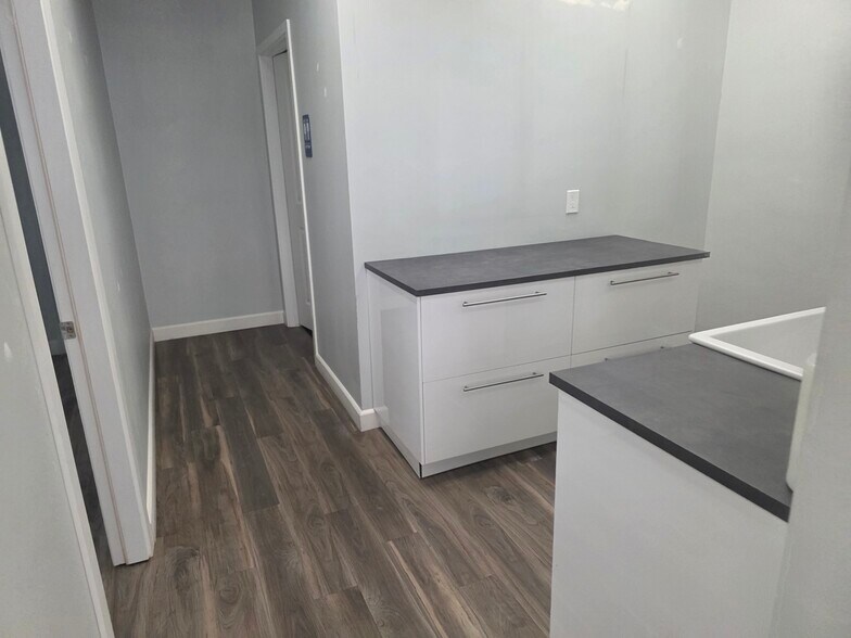 More Photos Of 125 S Glenoaks Blvd, Burbank General Retail For Lease