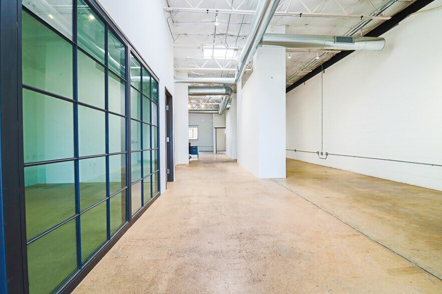 More Photos Of 2292 Vantage St, Dallas Flex For Lease