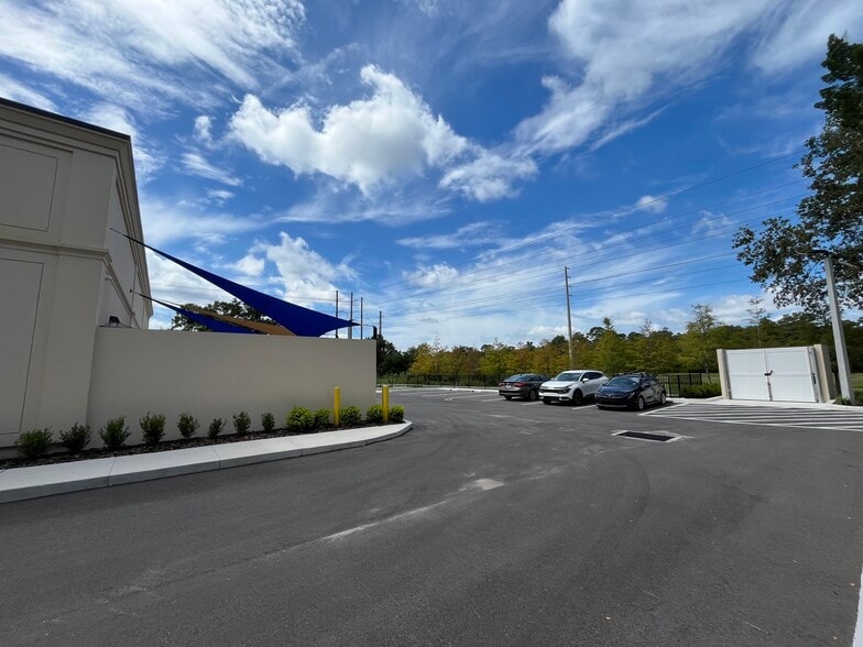 More Photos Of 2386 Florida Highway 426 Hwy, Oviedo Veterinarian Kennel For Sale