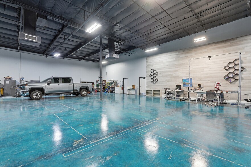 More Photos Of 3401 E Harbour Dr, Phoenix Light Manufacturing For Lease