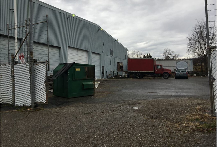 More Photos Of 905 7th Ave, Charleston Service For Sale