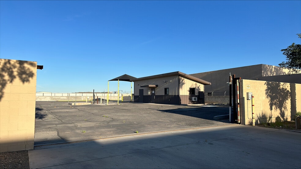 More Photos Of 7808 N 68th Ave, Glendale Distribution For Sale