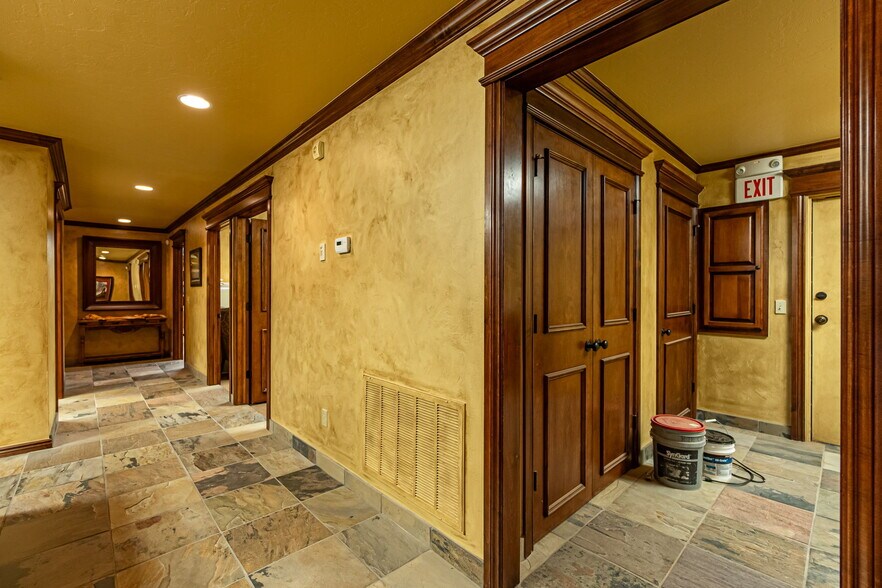 More Photos Of 1530 SW 89th St, Oklahoma City Office For Sale