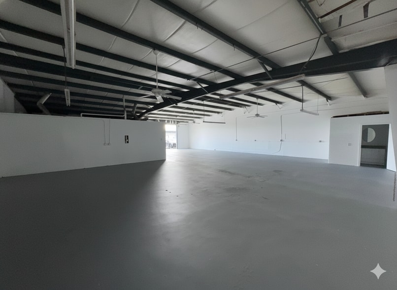 More Photos Of 4437-4451 Old Winter Garden Rd, Orlando Flex For Lease